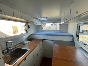 Cuisine modulable 100% sur mesure pour camping-car avec rangement et aménagement intérieur